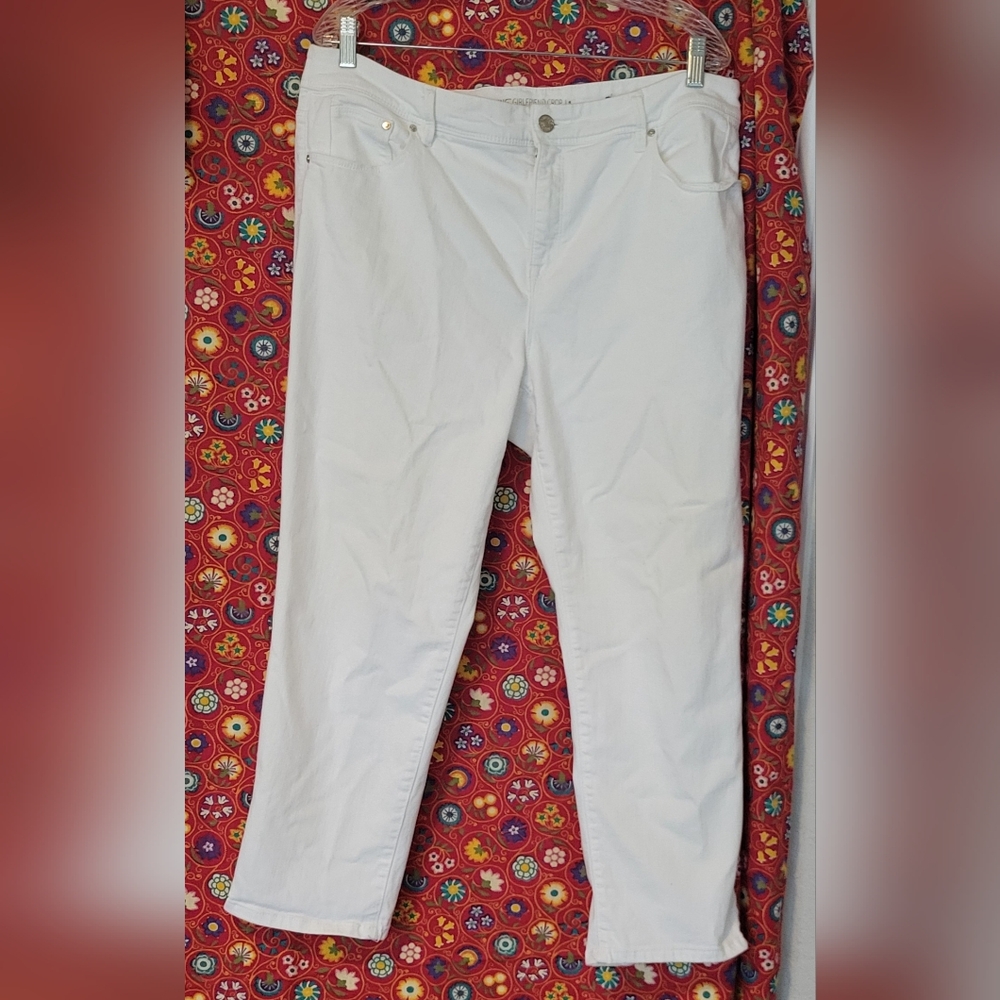 Chico's So Slimming White Girlfriend Crop Jean Size 3